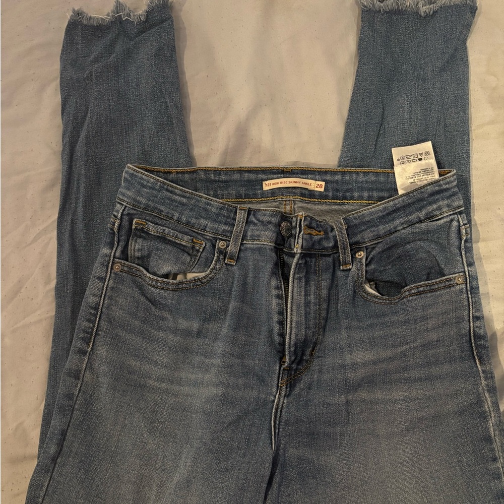 Levi's Cropped Ankle Jeans in Denim Blue